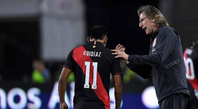 Ricardo Gareca dando indicaciones a Ruidíaz