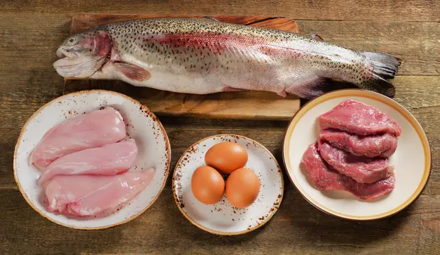 La carne, el pescado o el huevo son alimentos ricos en proteínas. La carne, el pescado o el huevo son alimentos ricos en proteínas.