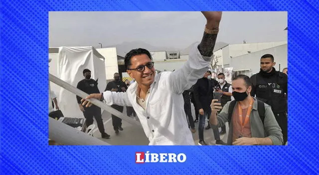 Lapadula llegó a Plaza Norte para autografiar las camisetas y libros de sus seguidores. Lapadula llegó a Plaza Norte para autografiar las camisetas y libros de sus seguidores.