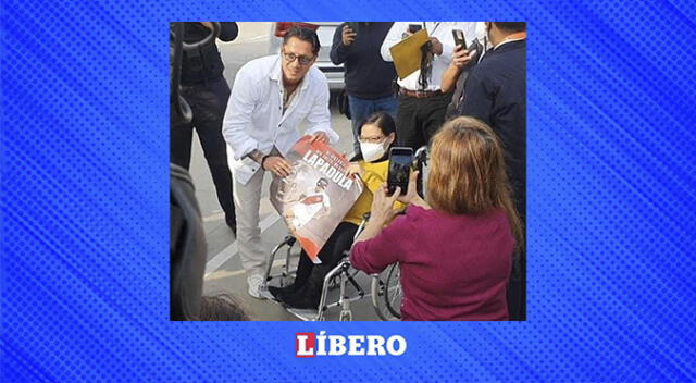Lapadula bajó del estrado para poder autografiarle un póster a una joven hincha. Lapadula bajó del estrado para poder autografiarle un póster a una joven hincha.