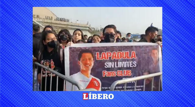 El club de fans del delantero se hizo presente en el evento. El club de fans del delantero se hizo presente en el evento.