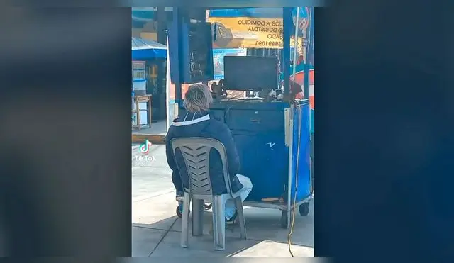 El joven fue sorprendido cuando jugaba una partida mientras esperaba la llegada de un cliente.