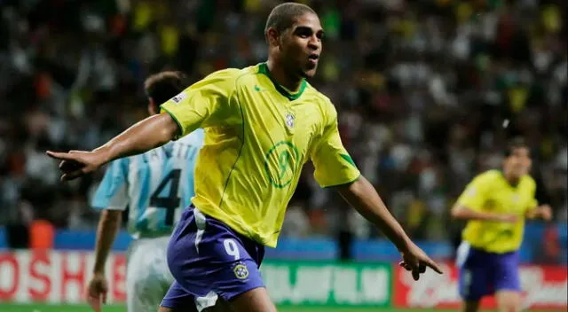 Adriano Leite jugando la final de la Copa Confederaciones 2005 Adriano Leite jugando la final de la Copa Confederaciones 2005