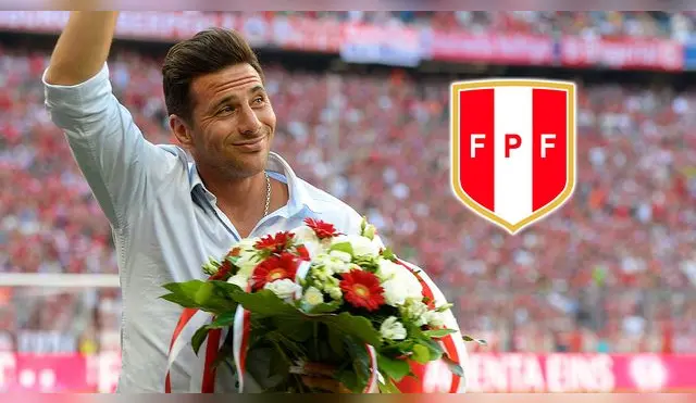 Claudio Pizarro felicitó a la FPF por su centenario y agradeció el premio que le enviaron
