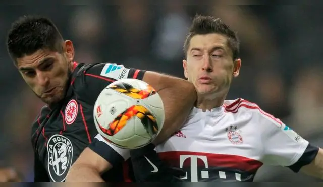 Carlos Zambrano y Robert Lewandowski enfrentándose en Alemania