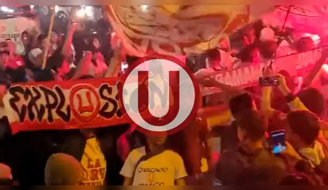 Hinchas de Universitario realizan espectacular banderazo en Cajamarca