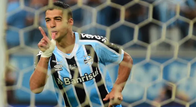 Luis Suárez convirtió hat-trick en su debut con Gremio. Luis Suárez convirtió hat-trick en su debut con Gremio.