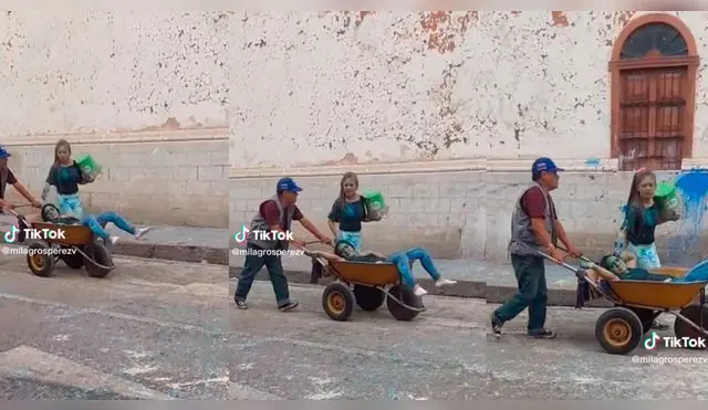 ¡Eso es amistad! Una mujer cuida a su amiga, quien es trasladada en una carretilla tras gozar en los Carnavales de Cajamarca.