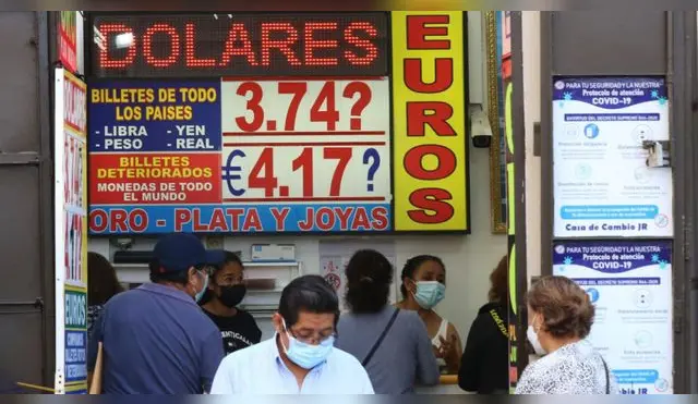 Ciudadanos preguntando sobre el precio del dólar en una casa de cambio.