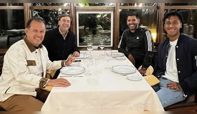 Juan Reynoso junto a su comando técnico y con Renato Tapia