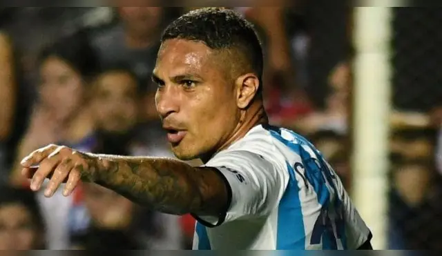 Hincha de Racing criticó a Guerrero y así reaccionó cuando el peruano anotó.