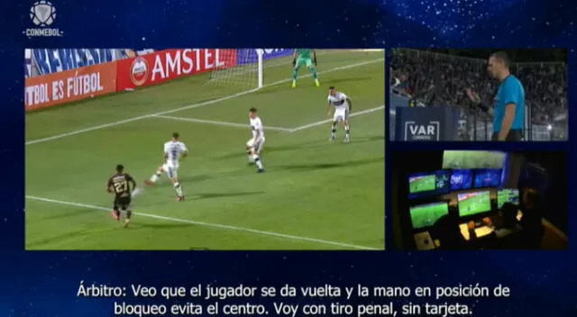 Preciso instante donde el árbitro uruguayo decide cobrar penal. Preciso instante donde el árbitro uruguayo decide cobrar penal.