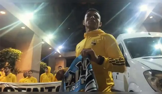 Yoshimar Yotún tomó la palabra ante le banderazo de los hinchas de Cristal