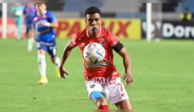 Paolo Hurtado firmó con Cienciano por todo el 2023.