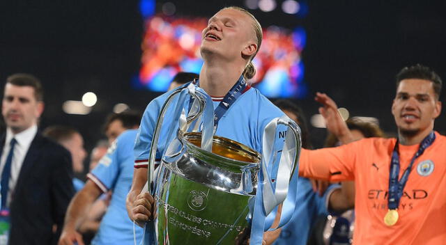 Erling Haaland con el trofeo de la Champions League 2022-23 Erling Haaland con el trofeo de la Champions League 2022-23