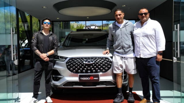 Paolo Guerrero recibe camioneta en Ecuador Paolo Guerrero recibe camioneta en Ecuador