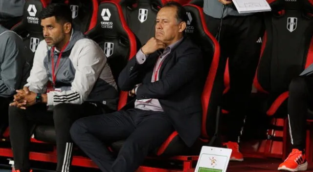 Juan Reynoso bosqueja el once titular de la seleccion peruana Juan Reynoso bosqueja el once titular de la seleccion peruana