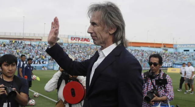Ricardo Gareca fue ovacionado por los hinchas.