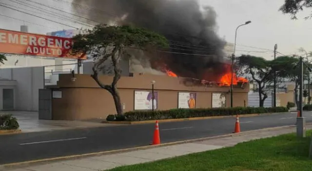 Ciudadanos reportan incendio de gran magnitud en la clínica San Pablo de Surco.