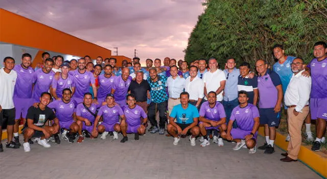 Vallejo: Paolo Guerrero se tomó foto con todo el plantel Vallejo: Paolo Guerrero se tomó foto con todo el plantel