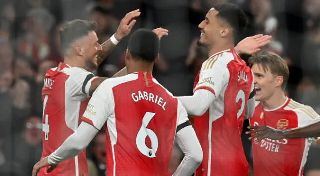 Jugadores de Arsenal festejando la victoria sobre Chelsea.