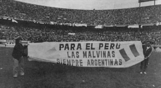 En 1985 previo a un Perú vs. Argentina en el Monumental de La Plata, la delegación peruana desplegó una banderola.