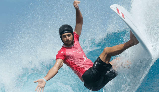Alonso Correa clasificó a las semifinales de surf en París 2024.