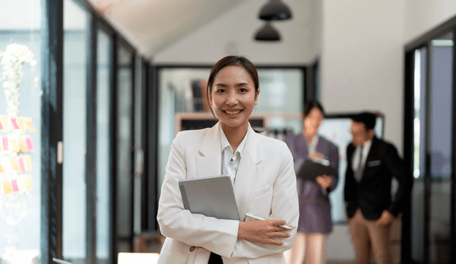 Roles como directores ejecutivos y gerentes de sistemas informáticos también ofrecen ingresos elevados, mostrando la segmentación del mercado laboral y la importancia de la especialización.