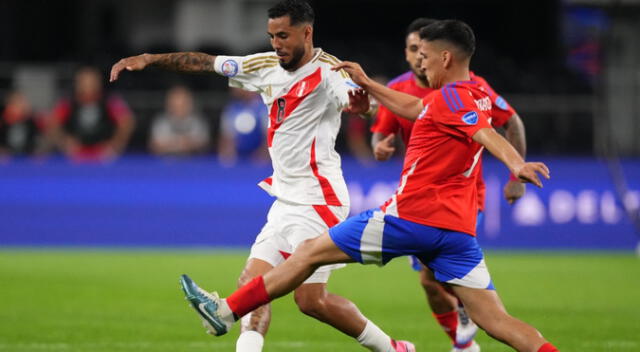 Sergio Peña protegiendo el balón ante la marca de un futbolista chileno Sergio Peña protegiendo el balón ante la marca de un futbolista chileno