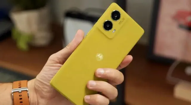 Este celular tiene uno de los colores más hermosos. Ni en la gama alta encontrarás este tipo de diseño.