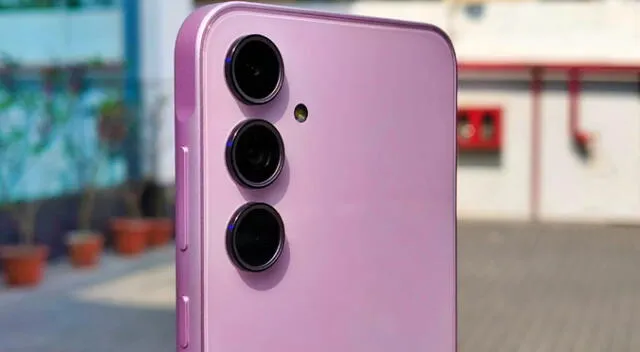 Este celular está dentro de la gama y es uno de los más vendidos en Samsung.