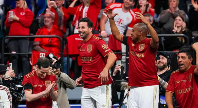 Claudio Pizarro fue parte del equipo de leyendas del Bayern Munich