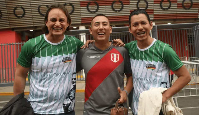 Hinchas bolivianos y peruanos van llegando al Estadio Nacional