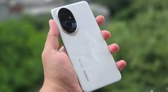 Este HONOR 200 es uno de los mejores gama media y supera en todo al Galaxy A55 de Samsung.