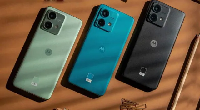 Dos celulares de Motorola de gama media compiten por ser los mejores. Dos celulares de Motorola de gama media compiten por ser los mejores.