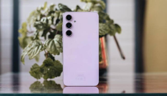 Este es el Galaxy A55 5G de Samsung, uno de los mejores Android de gama media que supera al iPhone 16 de Apple.
