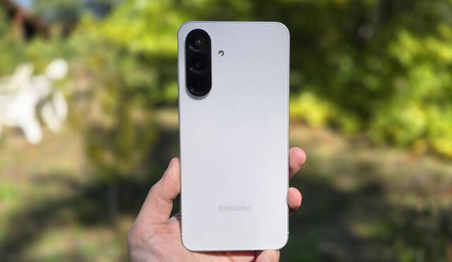 El Galaxy A56 5G es uno de los teléfonos de gama media más potentes y Samsung es una de las marcas más populares.