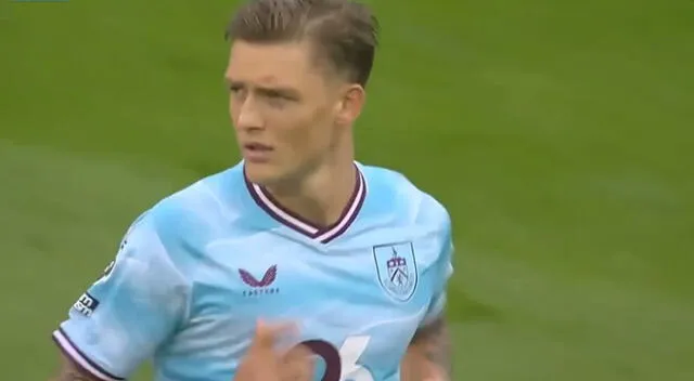 Oliver Sonne y un inesperado momento durante el Burnley vs Manchester United.