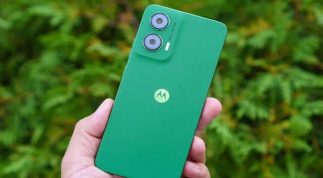 Este Motorola te atrapa a primera vista por su diseño con lindos colores.