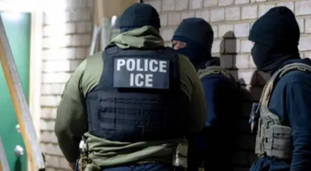 Vecinos defienden a trabajadores de ser arrestados por agentes del ICE en Nueva York.