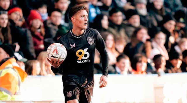 Oliver Sonne es futbolista de Burnley de la Premier League de Inglaterra. Oliver Sonne es futbolista de Burnley de la Premier League de Inglaterra.