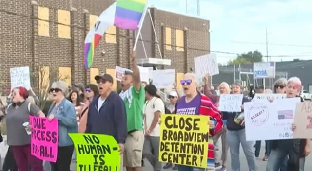 Ocurren protestas en Chicago contra agentes del ICE.