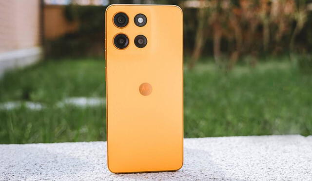 El Motorola G15 es uno de los teléfonos baratos más potentes del mercado y su precio no supera los 100 dólares.