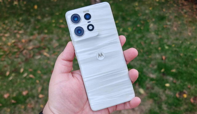 El Motorola Edge 50 Pro 5G es uno de los mejores teléfonos de gama alta con procesador Snapdragon, 512GB y carga de 125W.