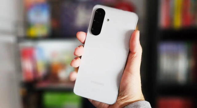 El Galaxy A56 5G de Samsung es uno de los mejores teléfonos de gama media y es más económico que el iPhone 17 de Apple.