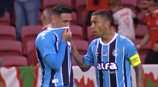 Erick Noriega rompe en llanto tras cometer dos penales en el Gremio vs Internacional.