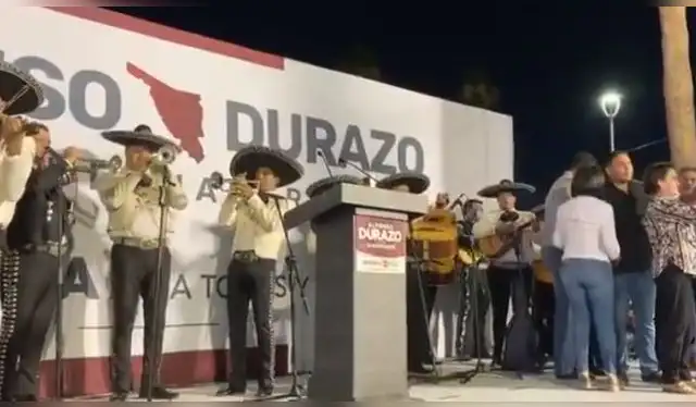 <strong>Con mariachi, Alfonso Durazo, candidato de Morena a la gubernatura de Sonora, festeja su ventaja en los comicios.</strong>   
