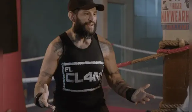 Lejos está aquel físico portentoso del luchador.   