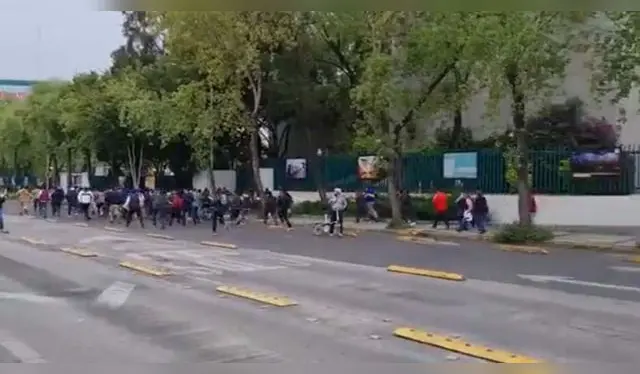 Grupo de personas que irrumpieron en el evento que se realizaba en CEN priista.<br>   