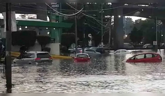 Autos se quedaron totalmente cubiertos por la acumulación de agua. Autos se quedaron totalmente cubiertos por la acumulación de agua.